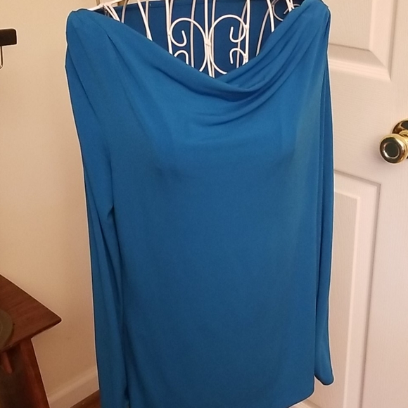 Tops - Gorgeous teal blue top